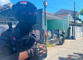 KPK Lanjutkan Penggeledahan sebuah Rumah di BTN Mavilla Lombok Barat