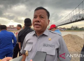 Bupati-Sekda Kuansing Menyerahkan Diri, dan Dibawa KPK dari Soetta