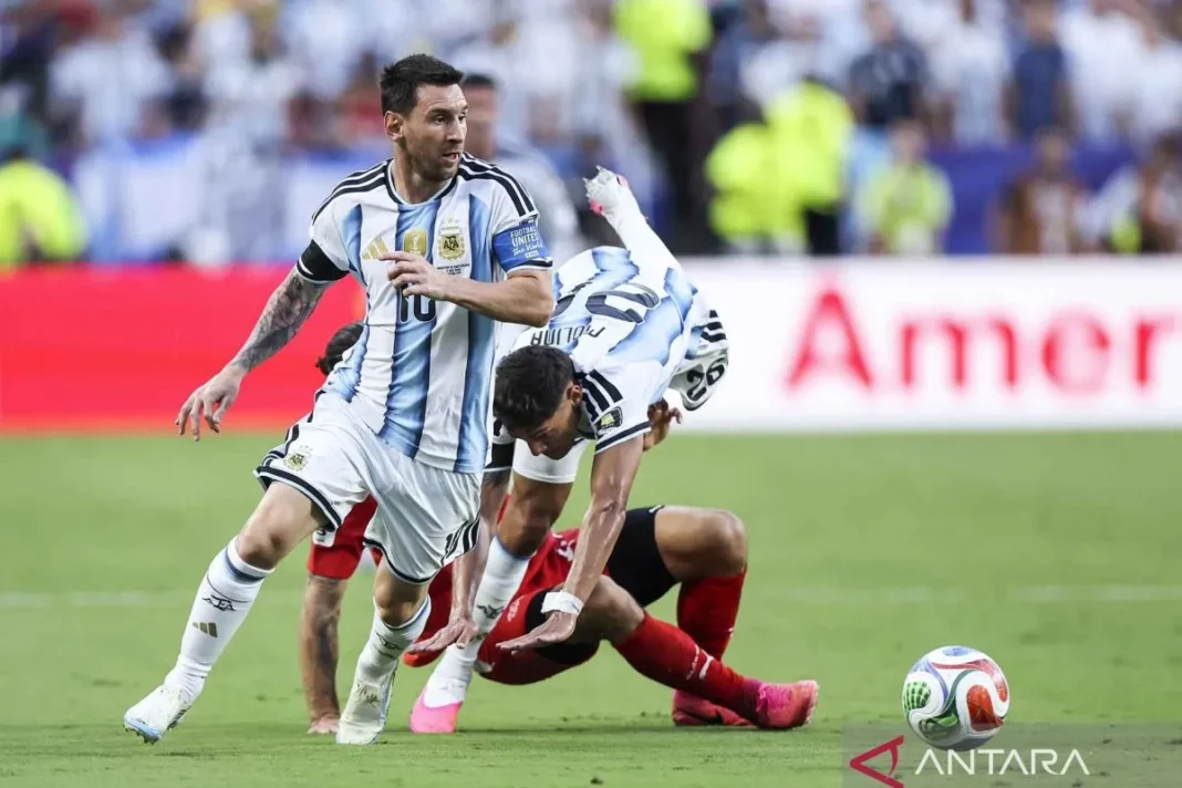 Lionel Messi akhirnya menghadapi timnas Inggris
