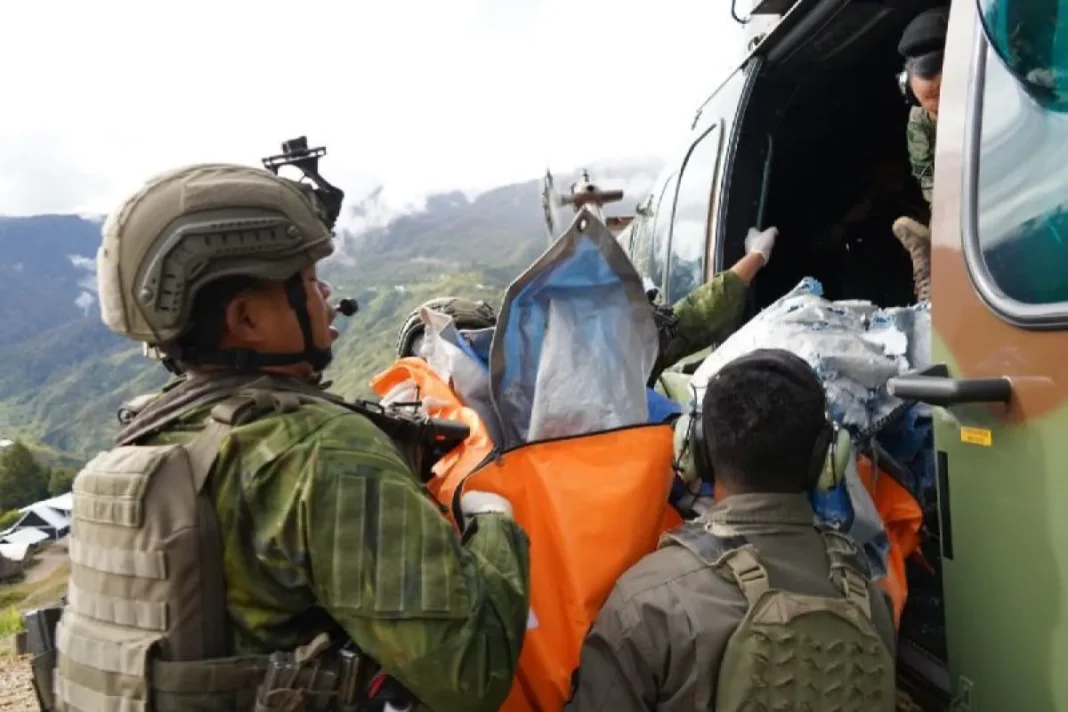 Personel Koops TNI Habema evakuasi jenazah pilot AS ke Timika