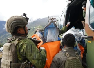 Personel Koops TNI Habema Evakuasi Jenazah Pilot AS ke Timika