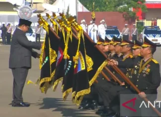 Prabowo Sematkan Tanda Kehormatan ke Sejumlah Kesatuan dan Personel Polri