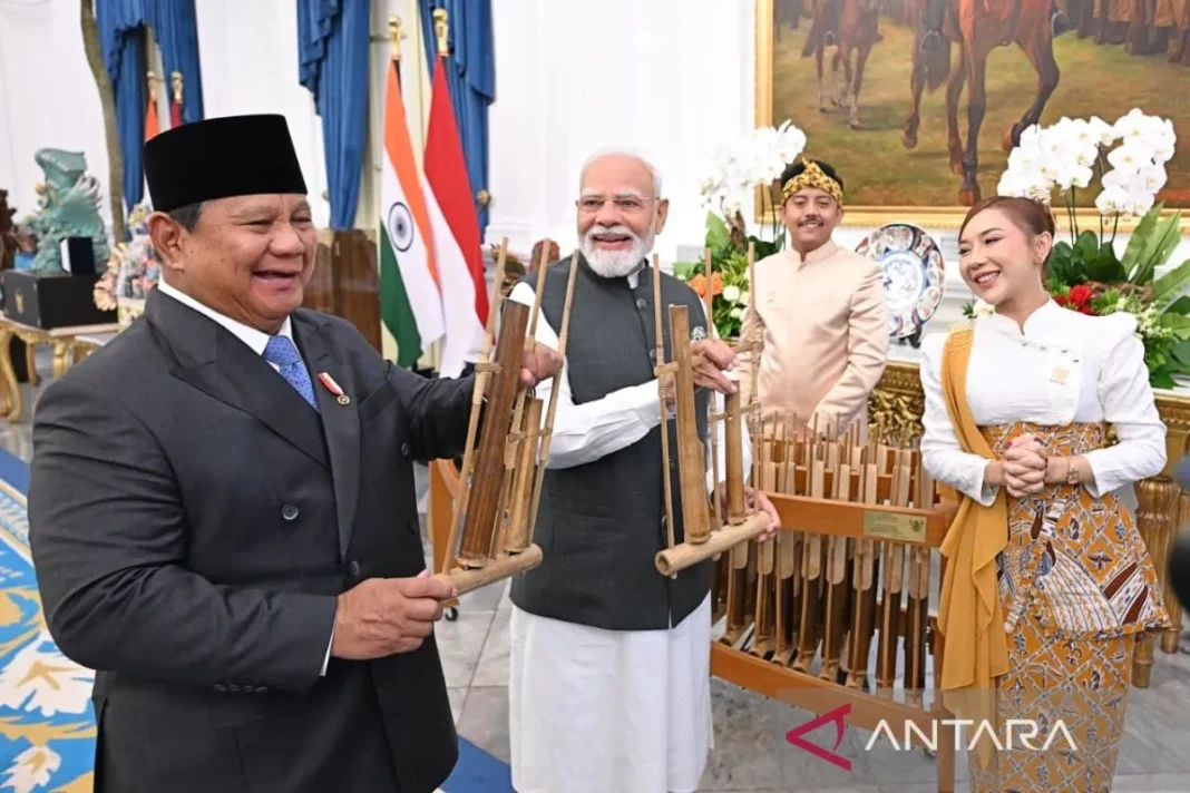 Presiden Prabowo berikan satu set angklung kepada PM Modi