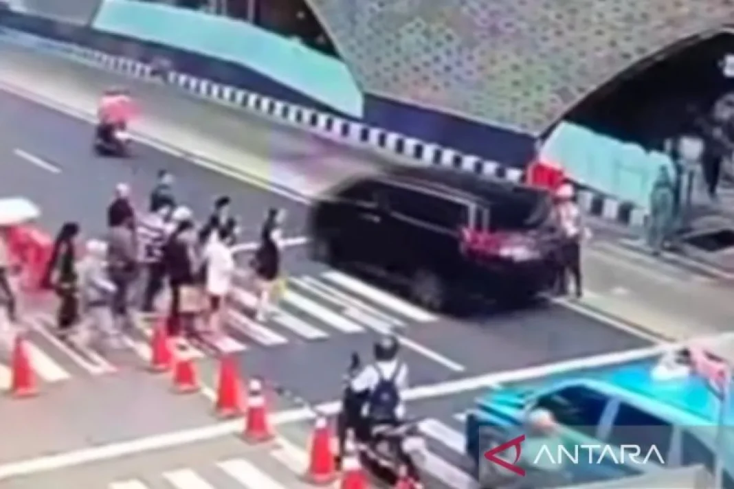 Terobos lampu merah, Polisi konfrontasi pemilik Alphard dan sekuriti