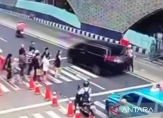 Terobos Lampu Merah, Polisi Konfrontasi Pemilik Alphard dan Sekuriti