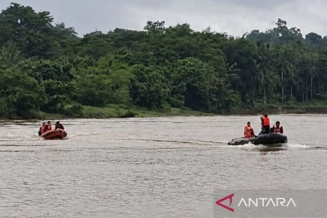 Tim gabungan cari dua polisi hanyut di sungai saat tangkap bandar narkoba