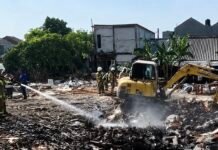 30 Jam Kebakaran Sampah di Kramat Jati Belum Padam, 50 Personel Gulkarmat Berjibaku Padamkan Api