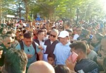 Jokowi Dikerubuti Warga saat Jalan Santai di Kota Kupang