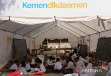 Kemendikdasmen Bagikan 100 Tenda Darurat Sekolah Terdampak Gempa NTT