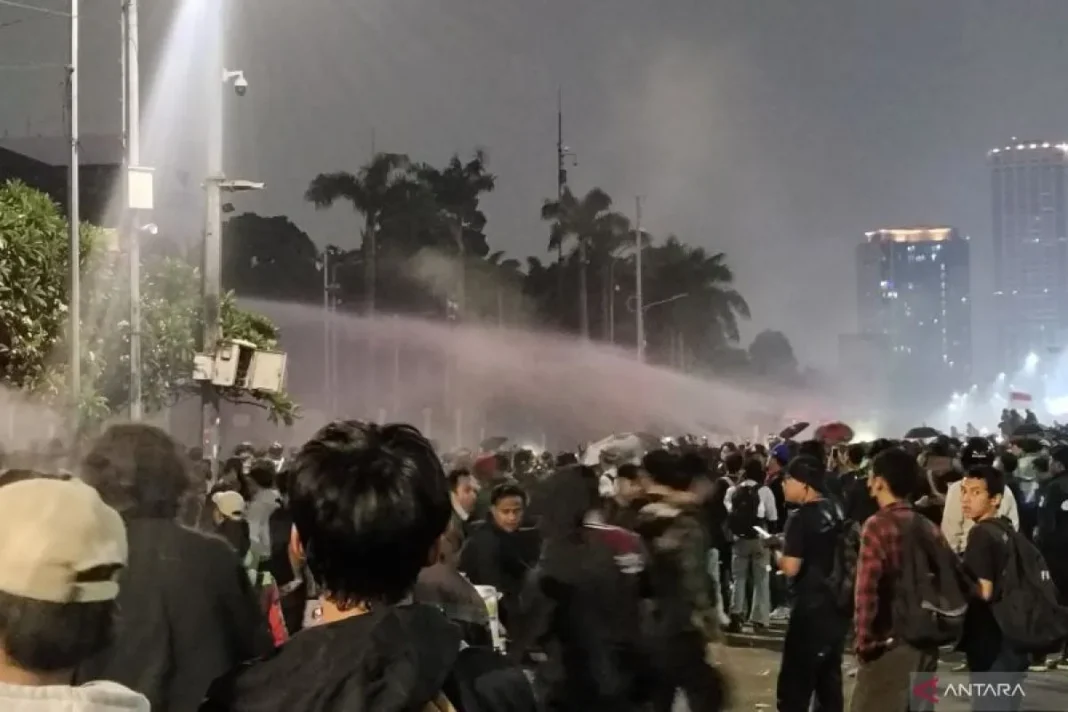 Massa aksi mulai membubarkan diri dari depan gedung DPR MPR RI