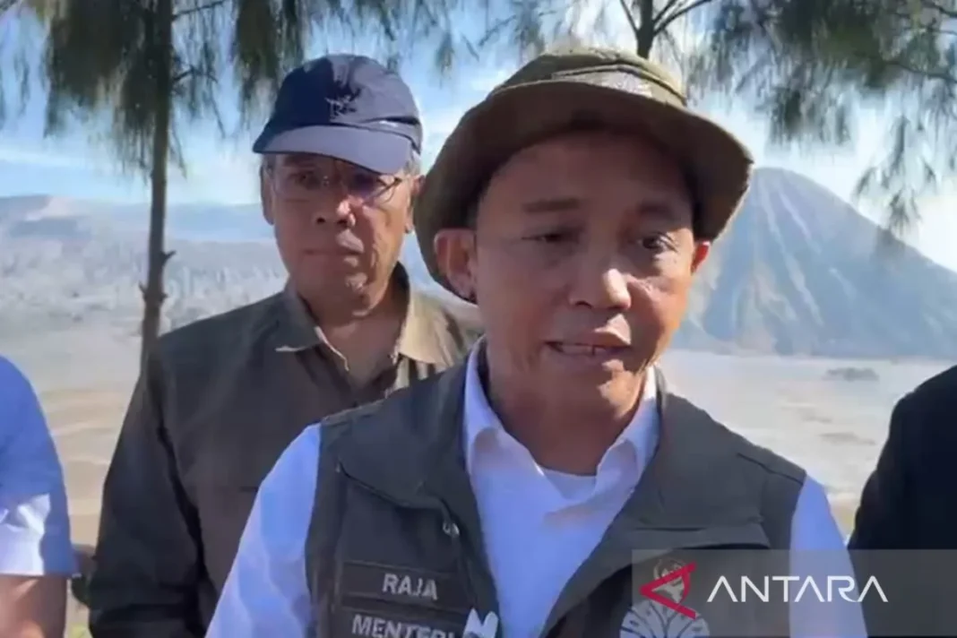 Menhut sebut water bombing dioptimalkan padamkan api di lereng Bromo