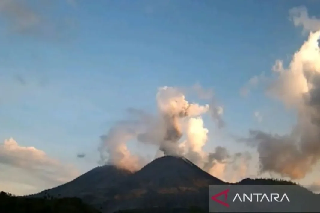 Pagi ini, Gunung Lewotobi meletus dan lontarkan abu vulkanik 1 km