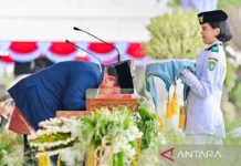 Presiden Cium Bendera Merah Putih sebelum Diserahkan ke Pembawa Baki
