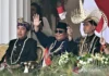 Senyum Prabowo Diapit Jokowi dan Gibran Saksikan Hiburan HUT Ke-81 RI