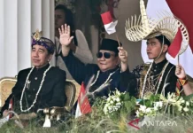 Senyum Prabowo Diapit Jokowi dan Gibran Saksikan Hiburan HUT Ke-81 RI