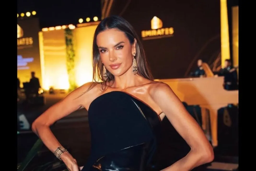 Supermodel Alessandra Ambrosio bertunangan dengan Buck Palmer