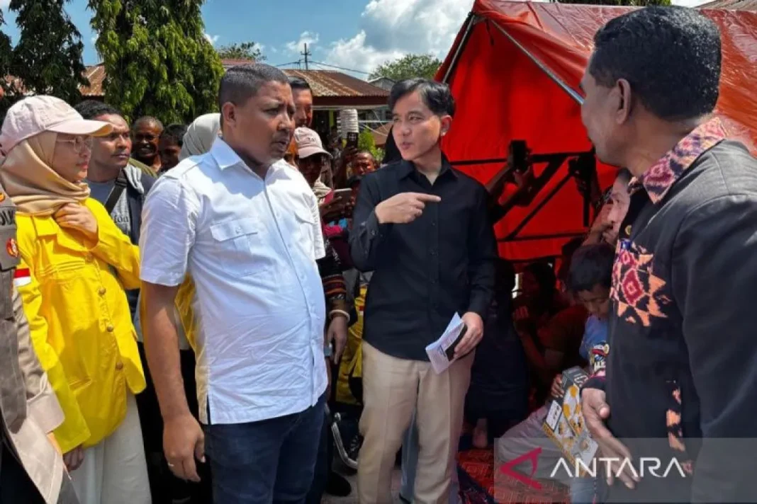 Wapres kunjungi pengungsi, lihat kerusakan pelabuhan di Sikka