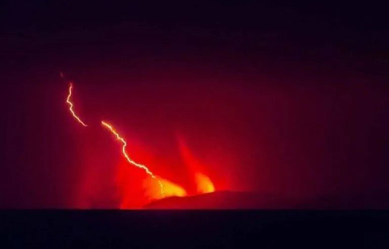 Erupsi menerus Gunung Anak Krakatau