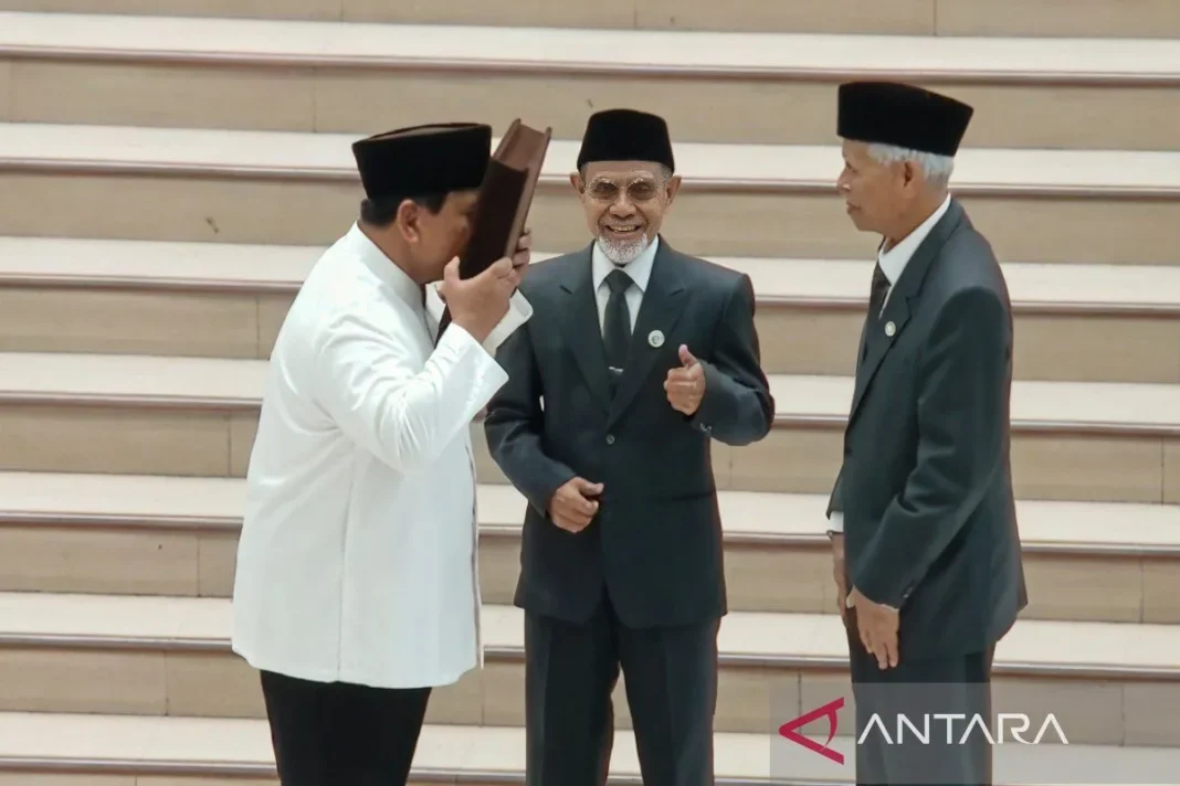 Momen Prabowo cium mushaf Al Quran hadiah dari Gontor