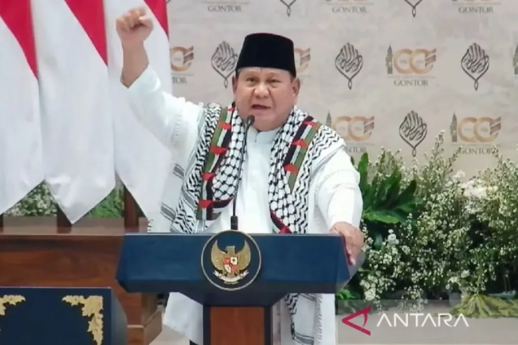 Prabowo teriakkan Free Palestine dan kenakan keffiyeh di Gontor
