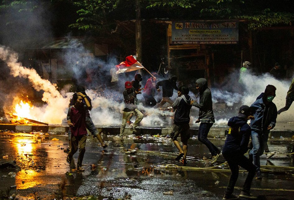 Aksi Ricuh di Pejompongan Berlangsung hingga Kamis Dini Hari