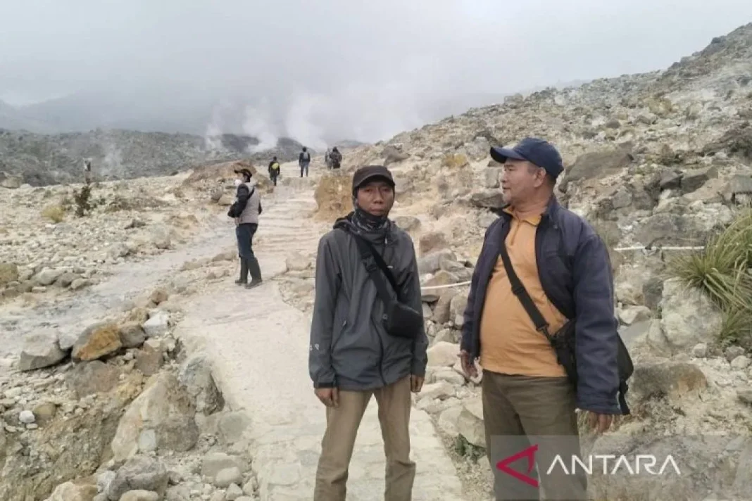 Blue fire hilang, jalur pendakian Gunung Papandayan kembali dibuka