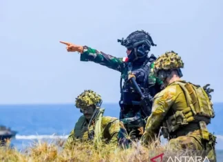 Marinir TNI AL dan ADF Perkuat Kemampuan Operasi Amfibi di Pantai