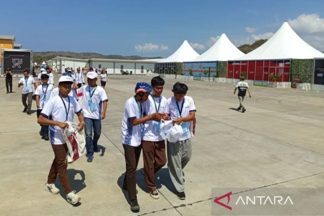 Puluhan siswa SMKN ramaikan Paddock Tour GP Indonesia 2026